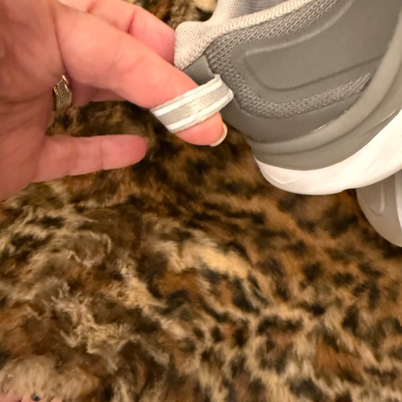 HOKA one one Akasa in Women’s size is 6.5 - Picture 10 of 14